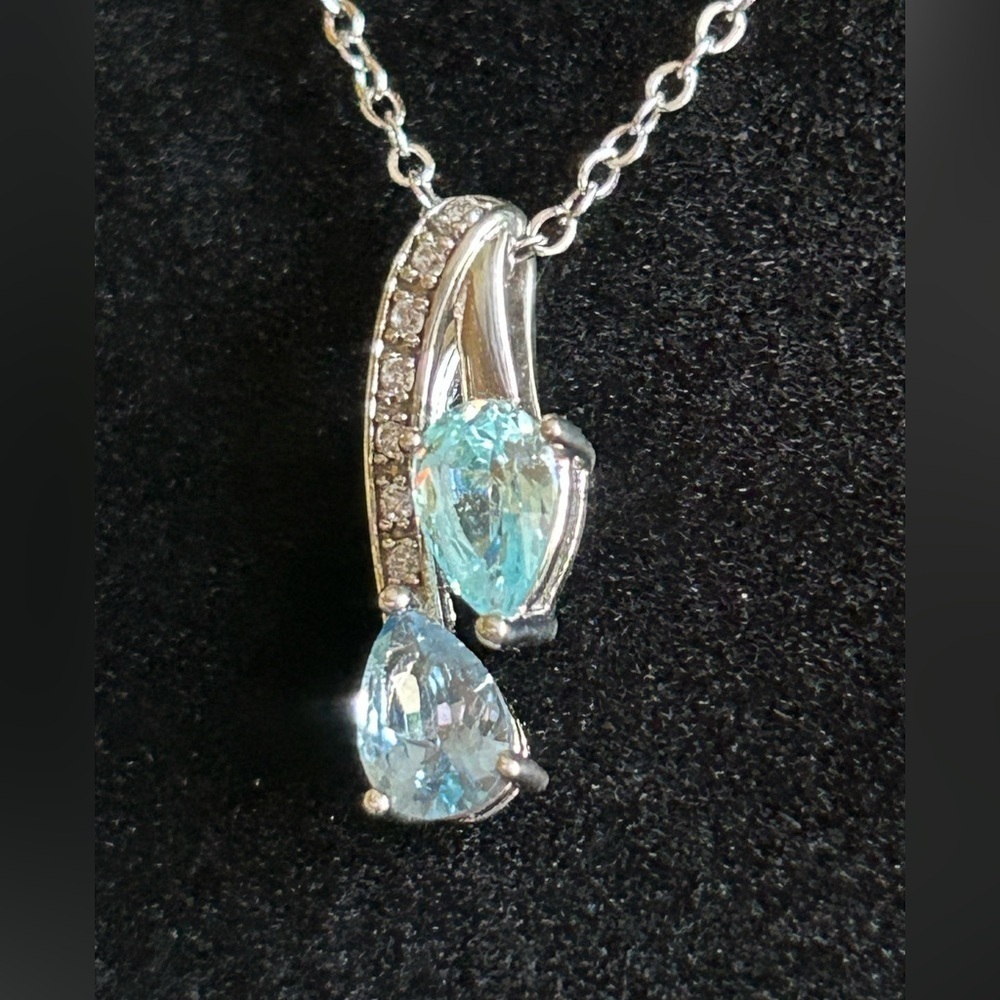 Blue Topaz and Sterling Silver Pendant and Chain - Picture 6 of 9